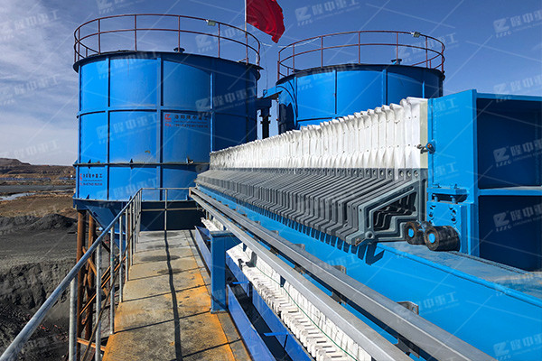 怎么讓洗沙場(chǎng)帶式壓濾機(jī)濾餅的水分更少？不如試試這個(gè)方法！