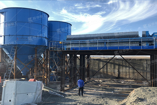 工業(yè)上的污泥應(yīng)該怎么處理，污泥壓濾機(jī)怎么樣？