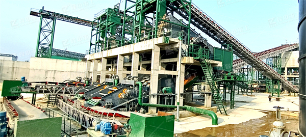 水洗砂生產(chǎn)線方案配置，要求兩月加工六萬(wàn)噸石料，石子沙子都要